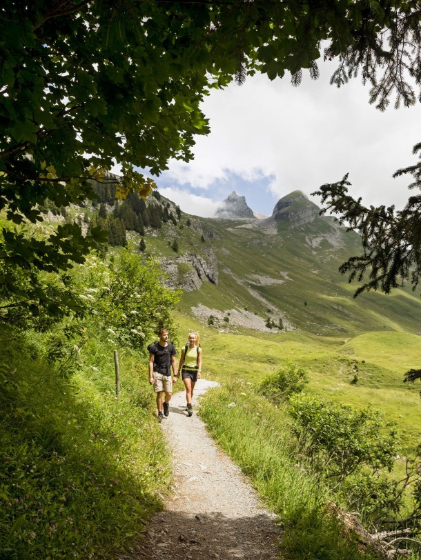 Homme Faisant De La Randonnée Et De La Nature Avec Une Montre