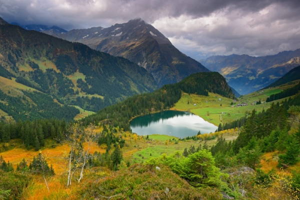 Tableau sur Toile Panoramique Terrasse sur un lac de montagne suisse