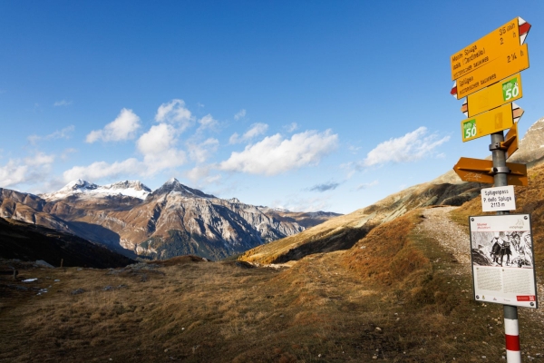 Sur la Via Spluga, traverser une gorge étroite pour atteindre le col du Splügen