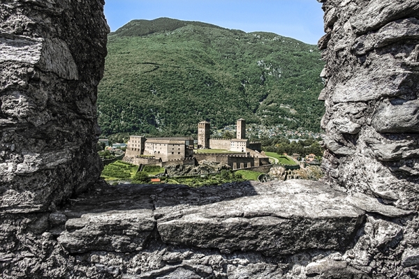 Tre castelli e un villaggio abbandonato