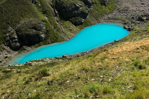 Un lac de montagne sous haute garde