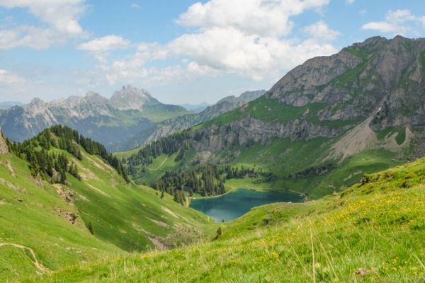 Randonnée en montagne panoramique: Vers les lacs du Pic Chaussy