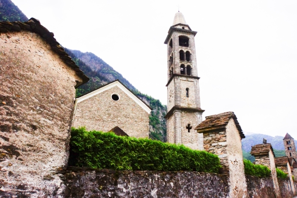 Den Kirchen folgend über dem Valle Leventina 