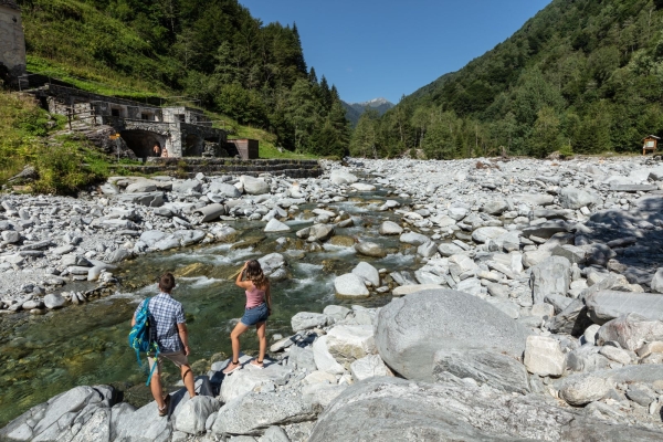 Randonnée dans la Vallée Onsernone: forêts et ruines tessinoises