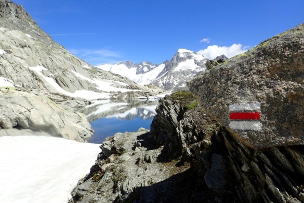 Weitblick auf Berge und Quellen auf dem Nägelisgrätli