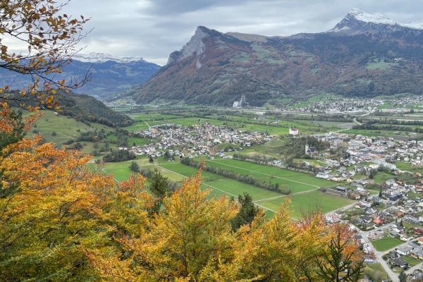 Feurige Herbstwanderung in Liechtenstein mit Aussicht aufs Rheintal