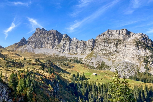 Wanderung zu den roten Quellen im Naturpark Diemtigtal