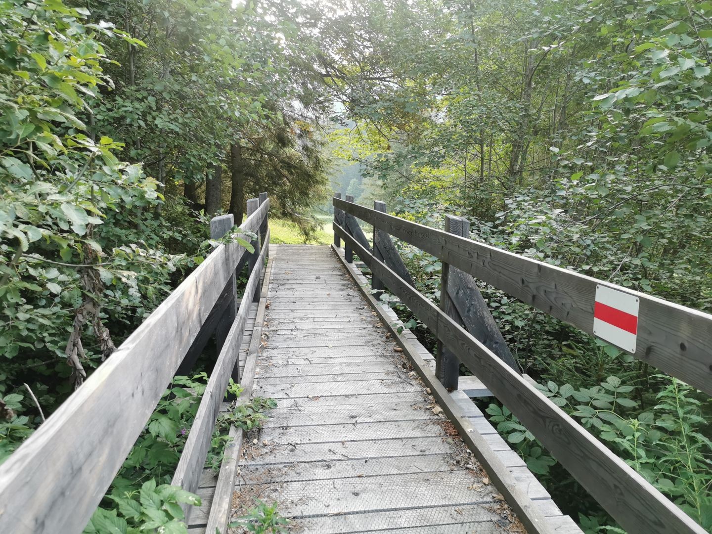 Ce pont en bois a aussi été érigé dans le cadre du projet de revalorisation.