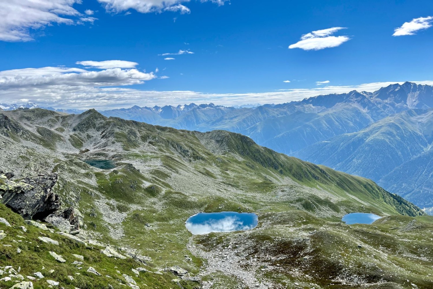 Vue sur le Lengsee, le Wirbulsee et le Mittelsee (de gauche à droite).