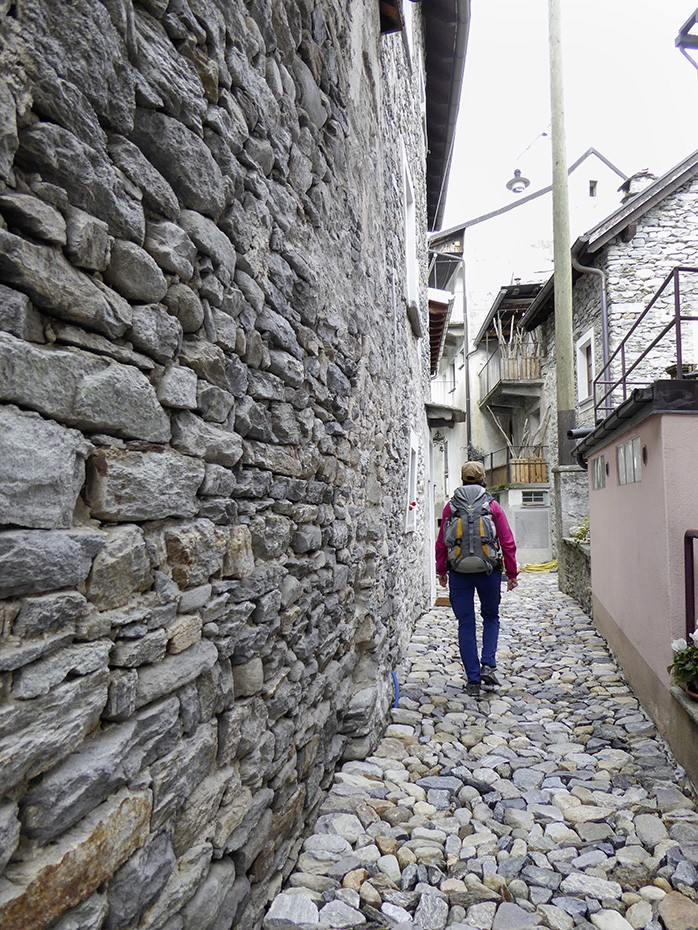 Tant de pierres au départ, dans les ruelles étroites d’Intragna.