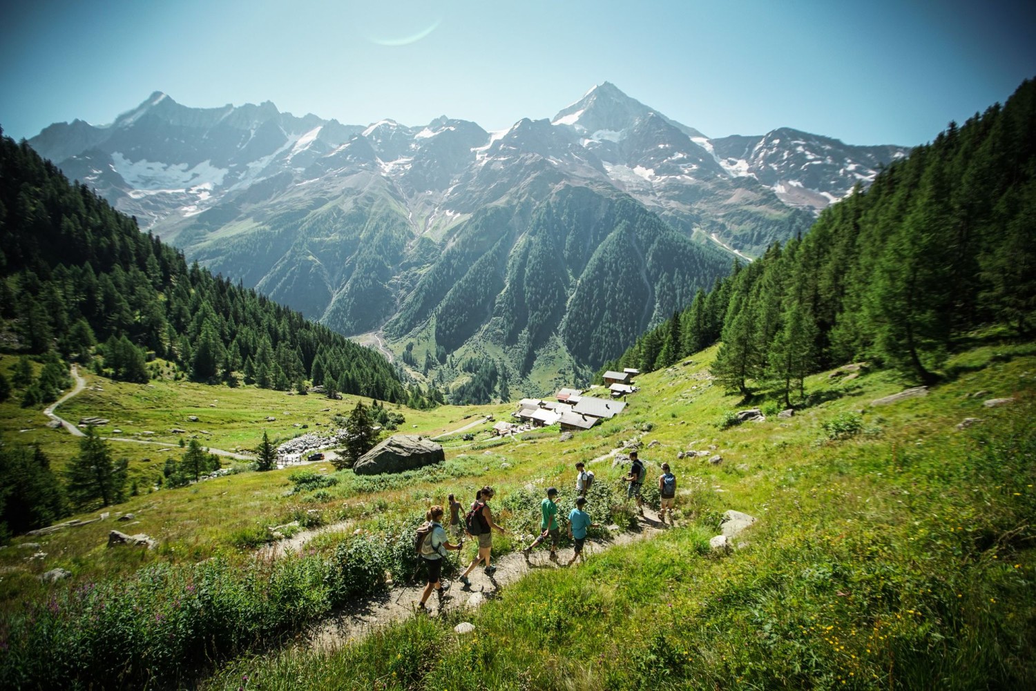 Questo variegato itinerario conduce dal verde dei pascoli e delle foreste al blu dei fiumi alpini, passando per il bianco-grigio delle maestose vette di alta montagna