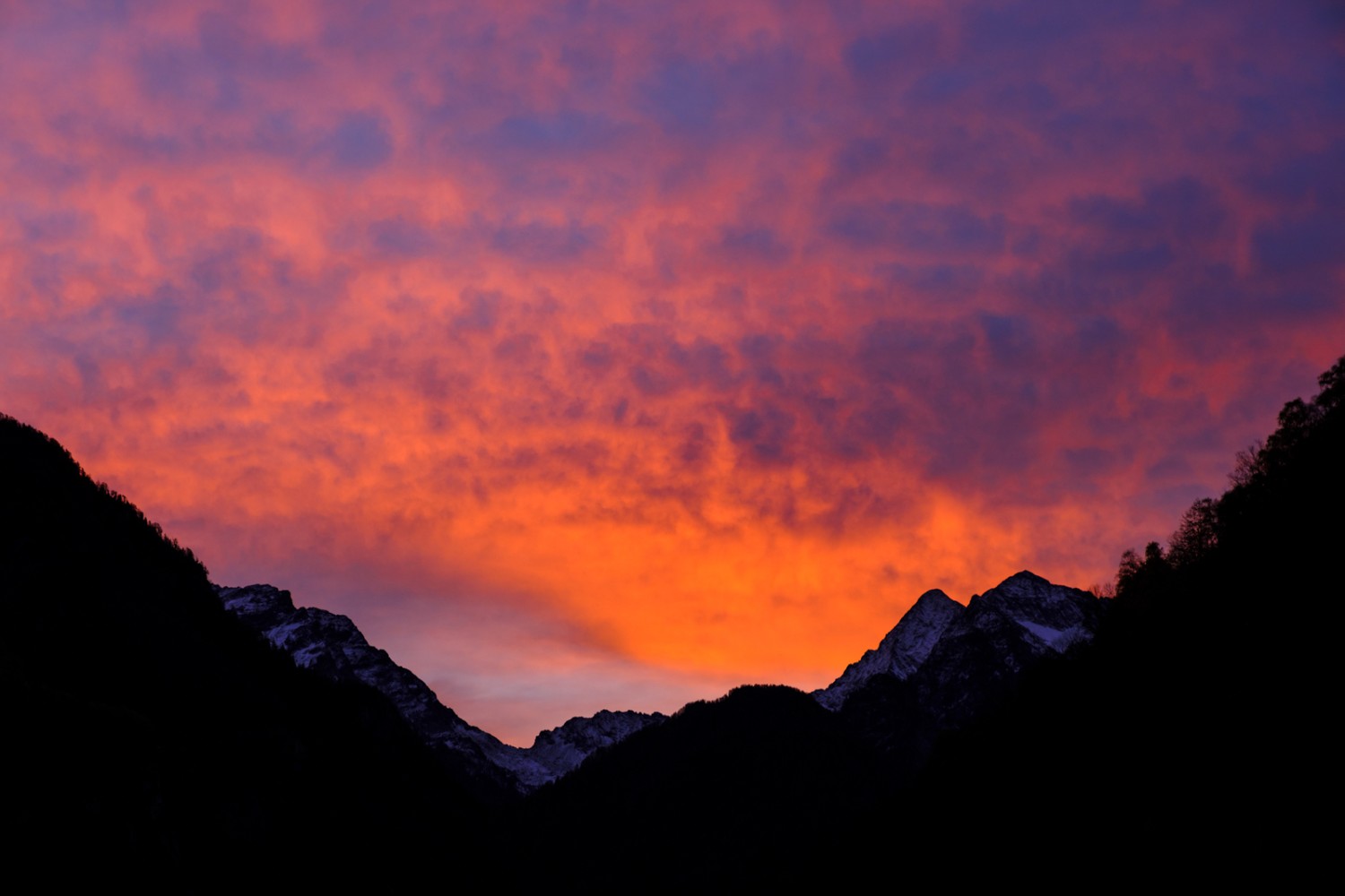 Suggestivo tramonto sulla Val Lavizzara. Foto: Iris Kürschner