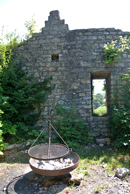 Bräteln in den Ruinen Wartenberg ist der Höhepunkt der Wanderung.