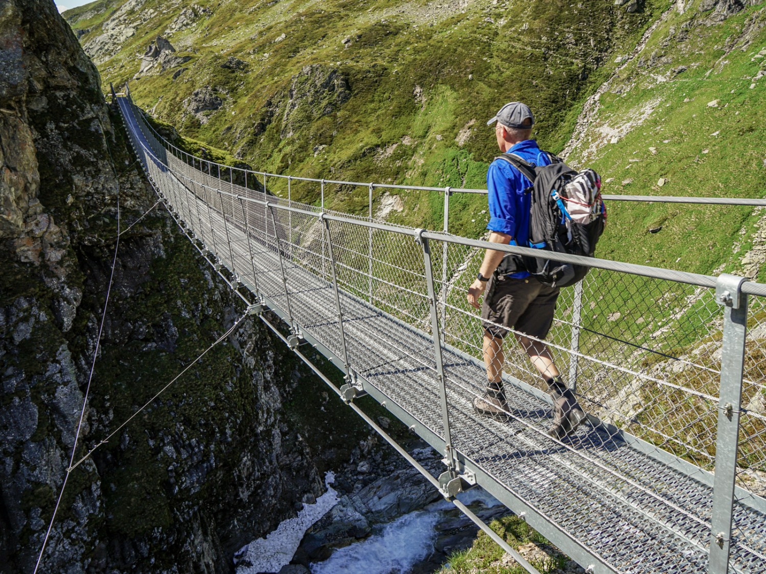 Il nuovo ponte sospeso sul Rein da Sumvitg (Reno di Somvix) facilita l’accesso al rifugio Camona da Terri. Foto: Reto Wissmann