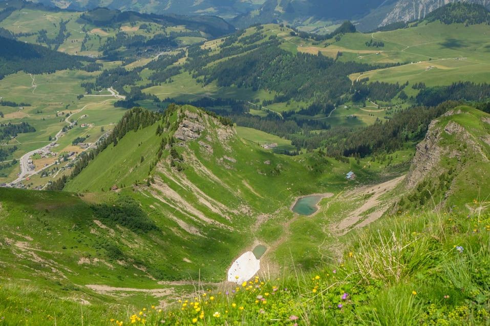 Vue sur Les Petits Lacs, que le chemin longe en montant au Pic Chaussy.