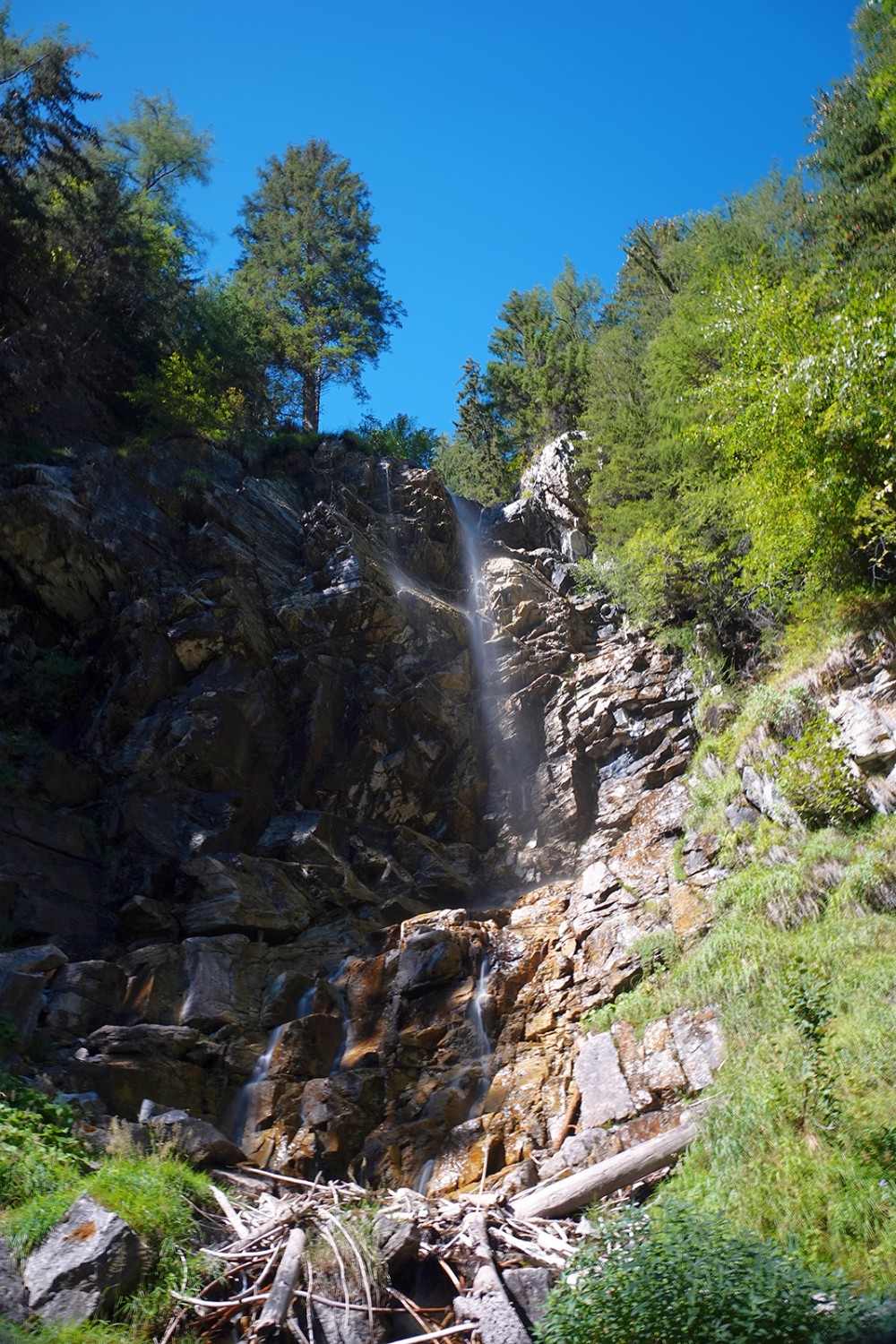 Réputée en hiver pour l’escalade sur glace, la cascade de la Puchotaz ne manque pas non plus de charme en été.