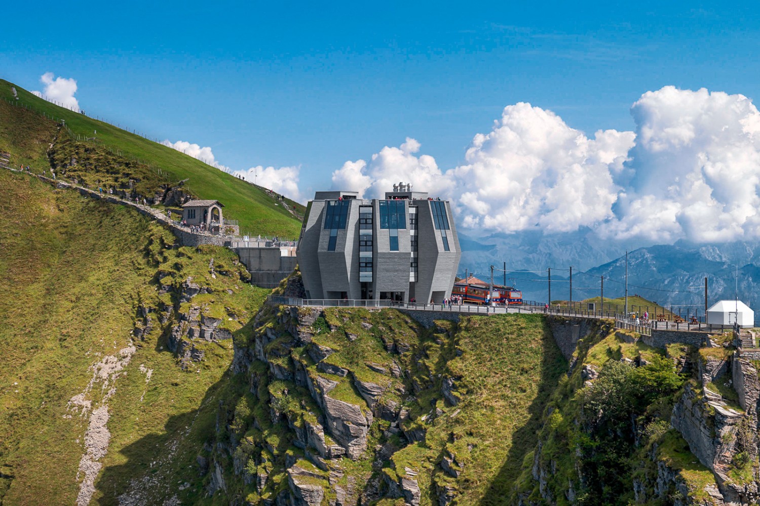 Il «Fiore di Pietra» è il nuovo simbolo del Monte Generoso. Il sentiero che porta in vetta (a sinistra) è stato ampliato di recente. Foto: Monte Generoso, Enrico Cano