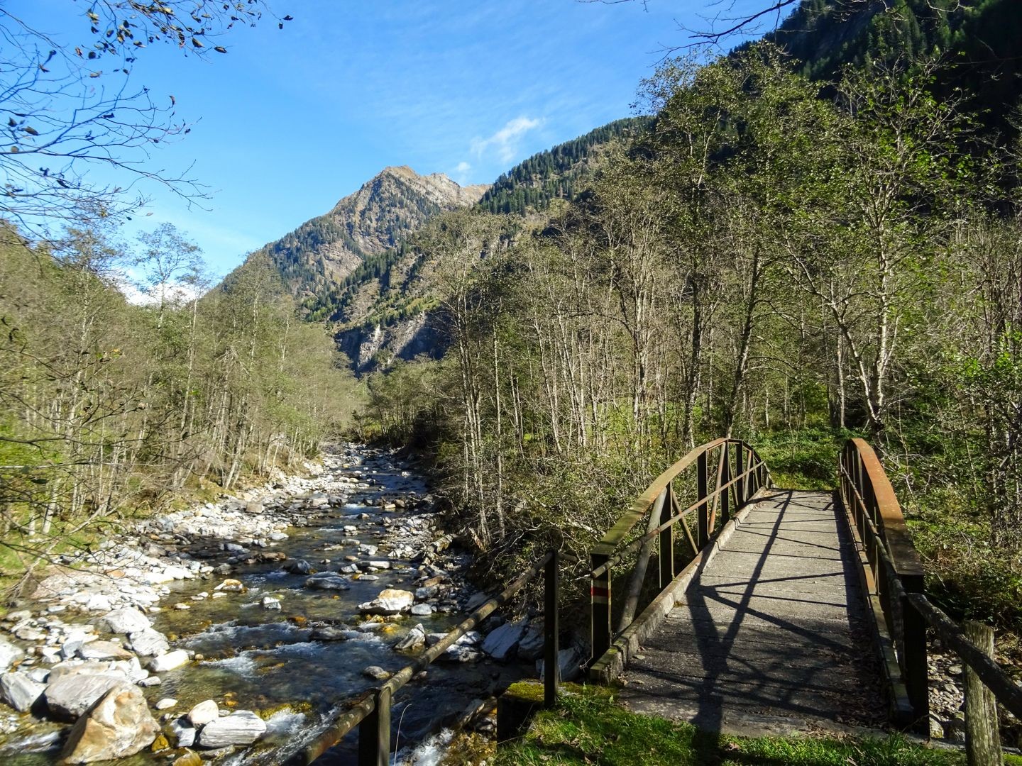 Bei Sta. Domenica führt der Wanderweg über die Calancasca.