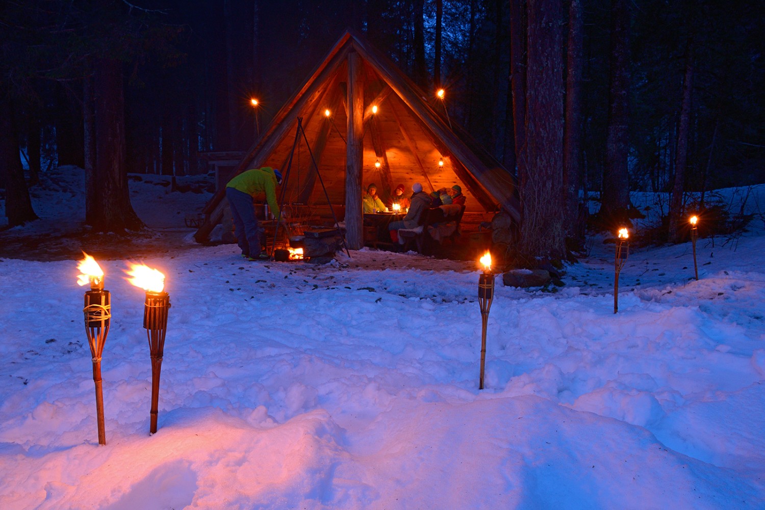 Quoi de plus agréable qu’une fondue en plein air après la randonnée d’hiver.Photos: natur-welten.ch