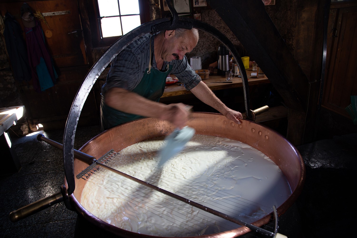 Dans la chaudière en cuivre, au-dessus du feu ouvert, Bruno Gachet fabrique du délicieux Gruyère AOP à l’ancienne.