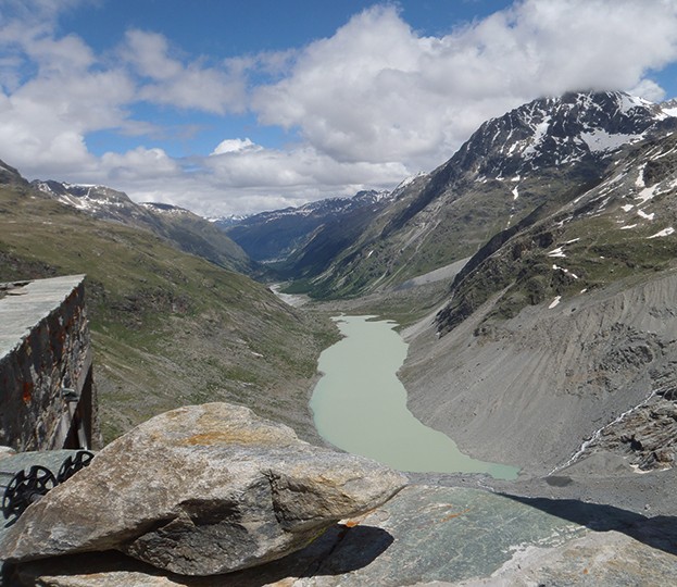 Vue de la cabane Coaz sur le lac glaciaire et le val Roseg.