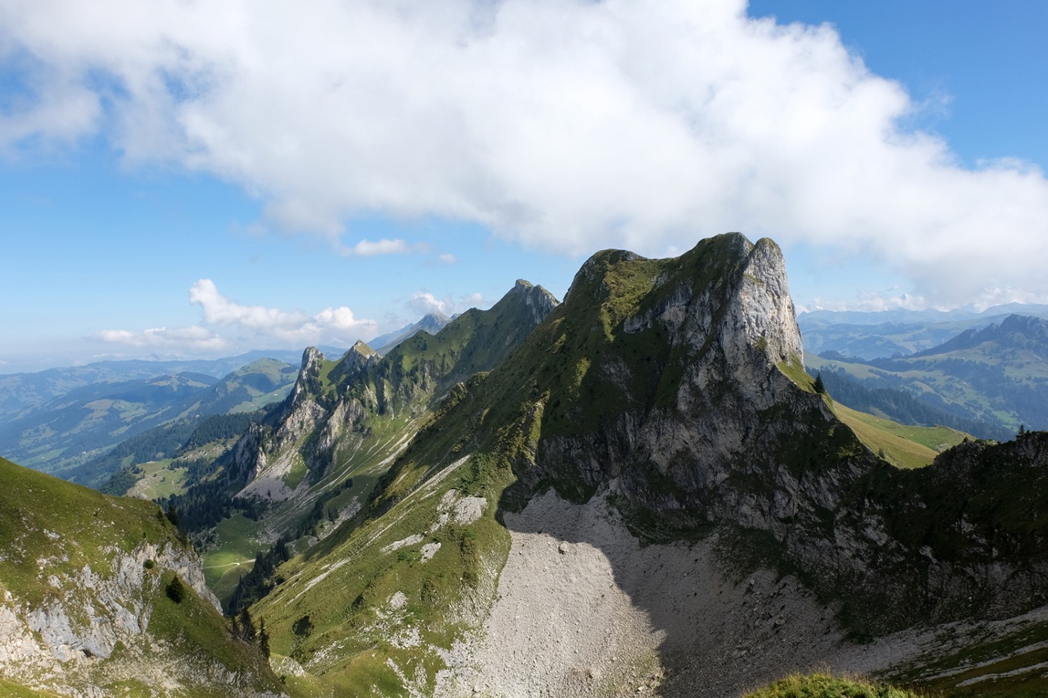 Les Préalpes fribourgeoises, un paysage originel dans lequel se dressent des sommets tout en hauteur. Photos: Elsbeth Flüeler