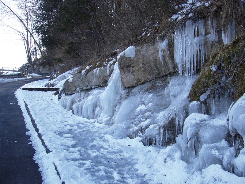 Durch den Bergdruck entstehen an Felseinschnitten imposante Eisformationen. Bild: Werner Nef