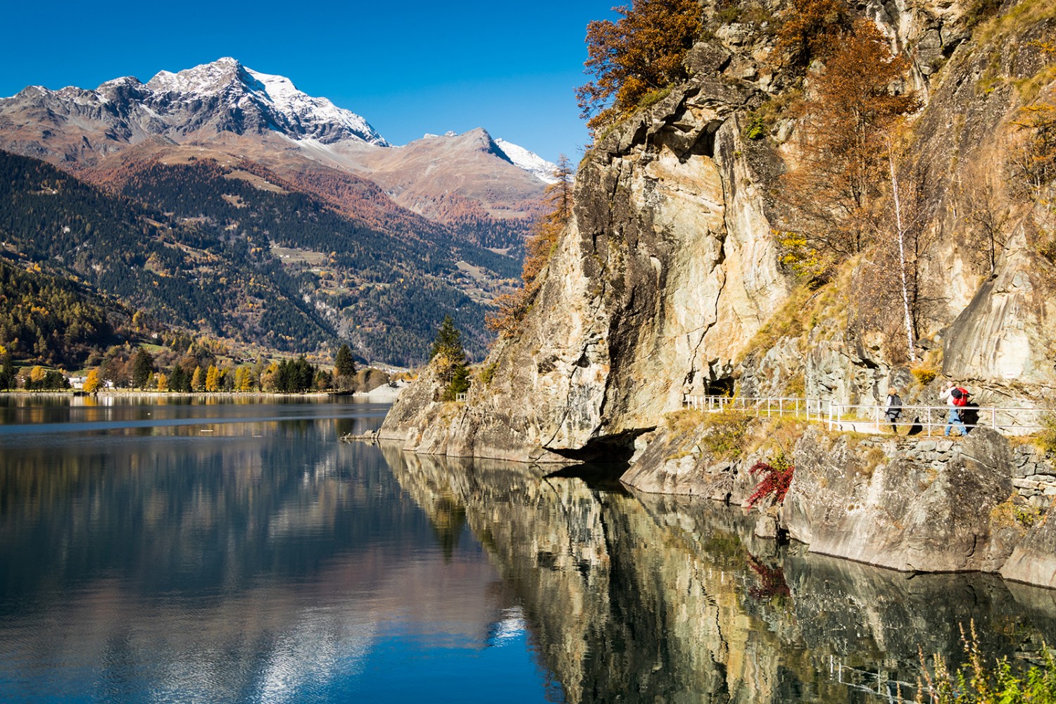 Entspanntes Wandern am Ufer des Lago di Poschiavo. Bild: S. Nowacki