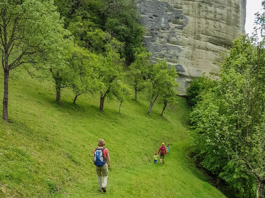 De majestueuses falaises de molasse bordent le chemin.