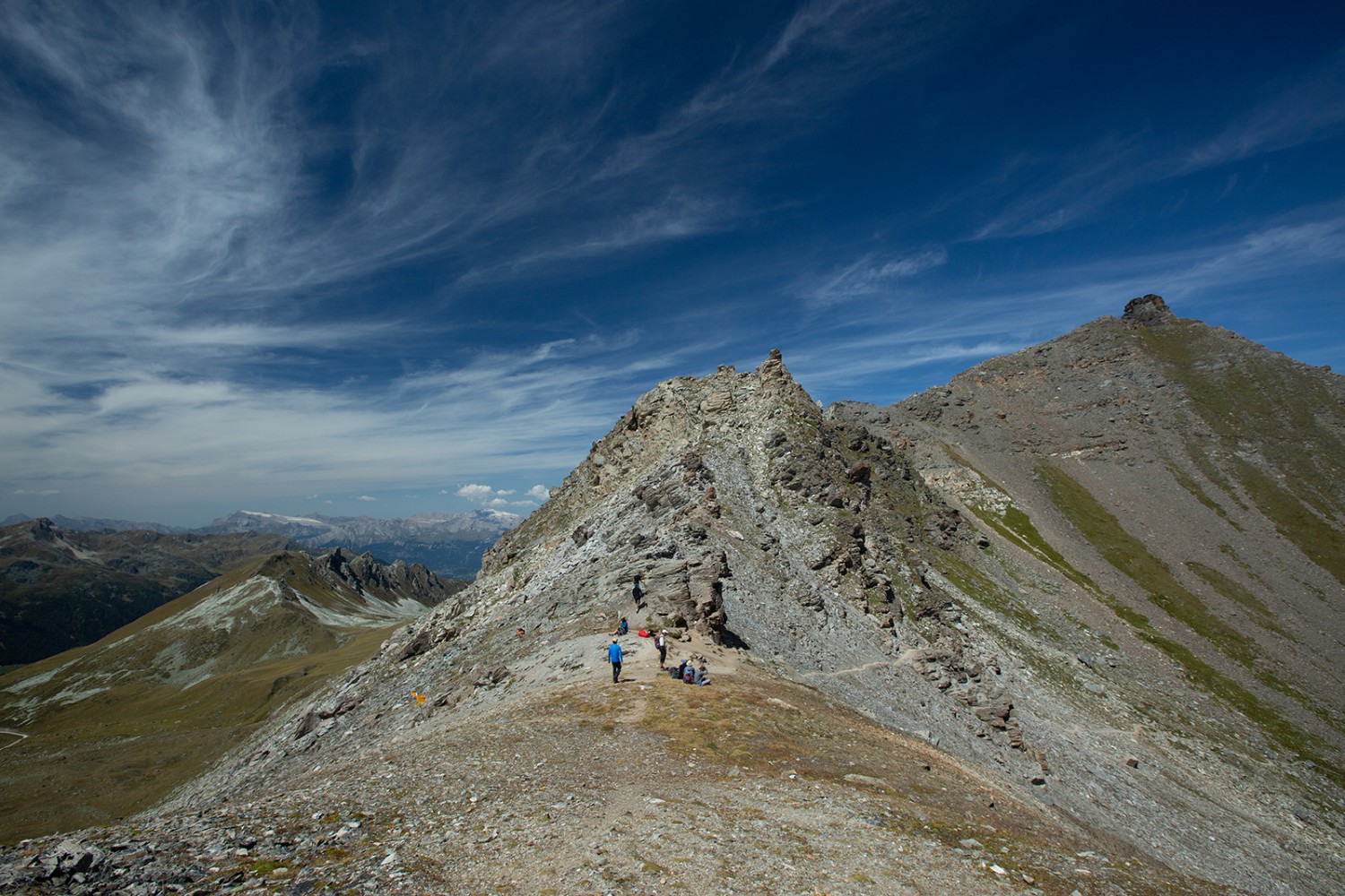 En haut, au col de la Forcletta: c'est au même temps la frontière linguistique. Photos: Guy Perrenoud