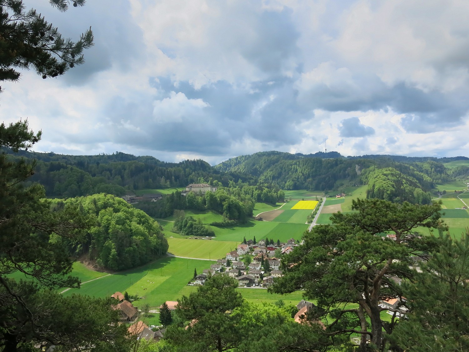 Vue du Chrützflue sur Krauchthal et la prison de Thorberg. Photos: Marina Bolzli