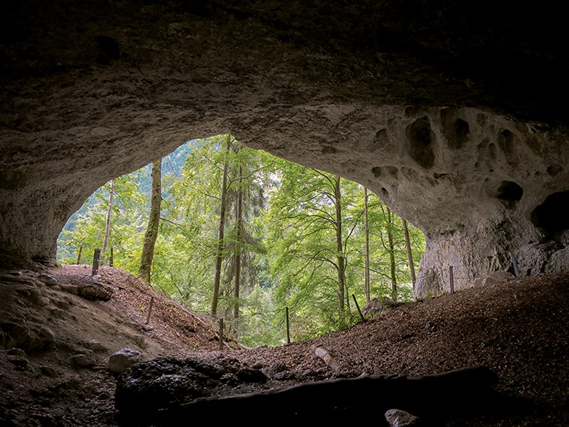 On passe près de la Grotte aux fées avant de parvenir aux Grottes de l’Orbe. Photo: Andreas Staeger