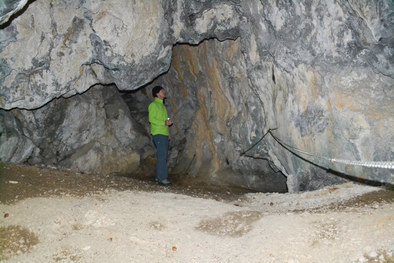 À l’intérieur de la Grotte aux Fées. Photo: Sabine Joss