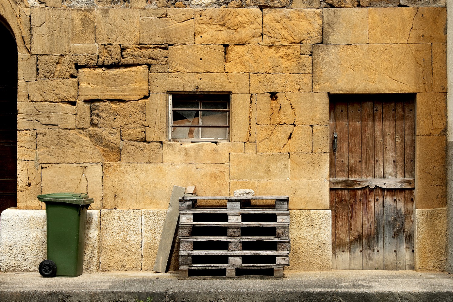 Dans les villages vignerons, les murs des habitations sont en pierre d’Hauterive.