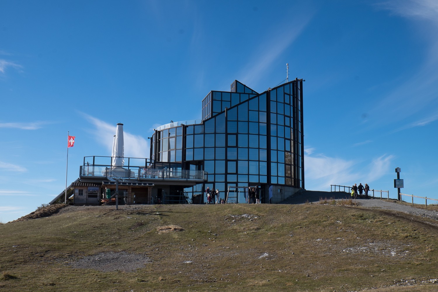 Le restaurant tournant Le Kuklos trône à La Berneuse. Son architecture a été inspirée par la Tour d’AÏ et la Tour de Mayen.