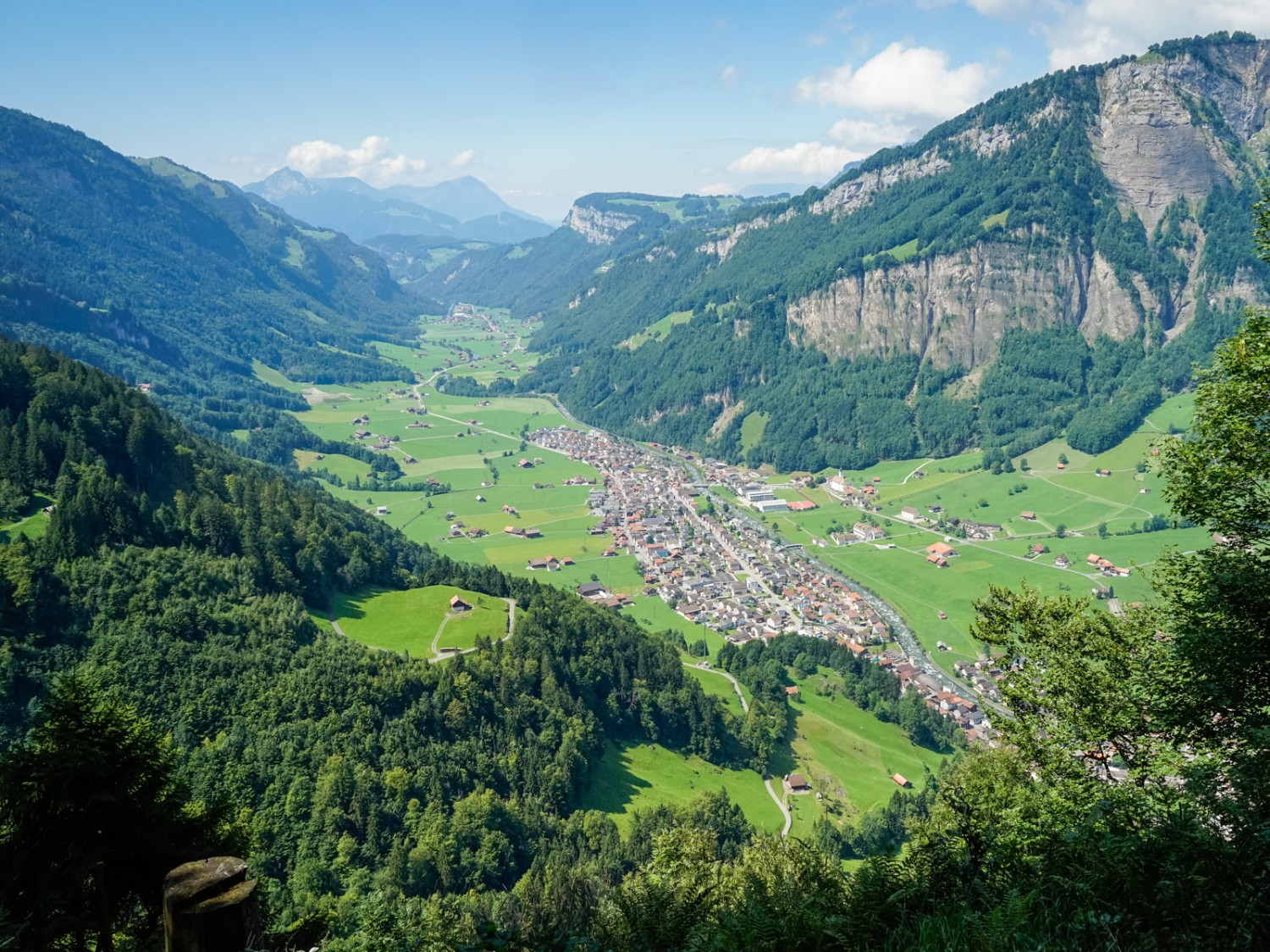 Blick hinunter ins Dorf Muotathal. Es ist nicht mehr weit. Bild: Fredy Joss