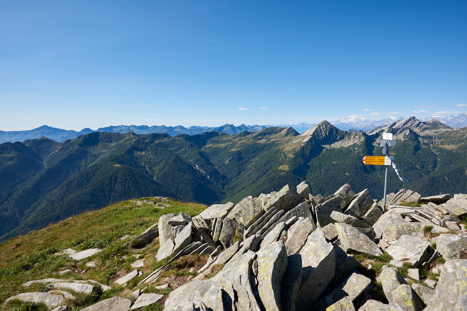 Une impression de solitude en pleine nature: du sommet du Pilone, vue sur les vallées tessinoises.