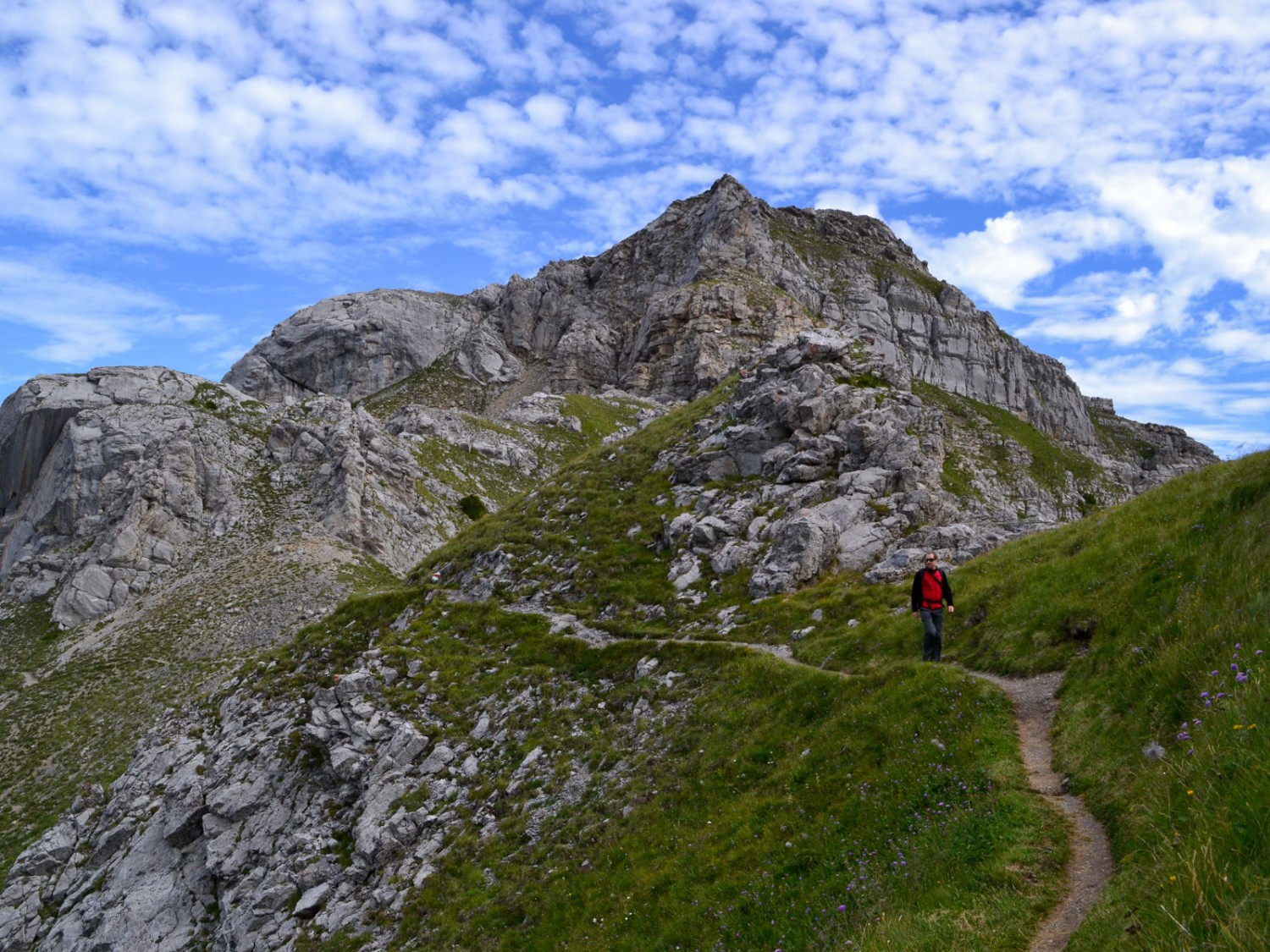 Der eindrückliche Kalkgipfel Rocher à Pointes. Bilder: Sabine Joss