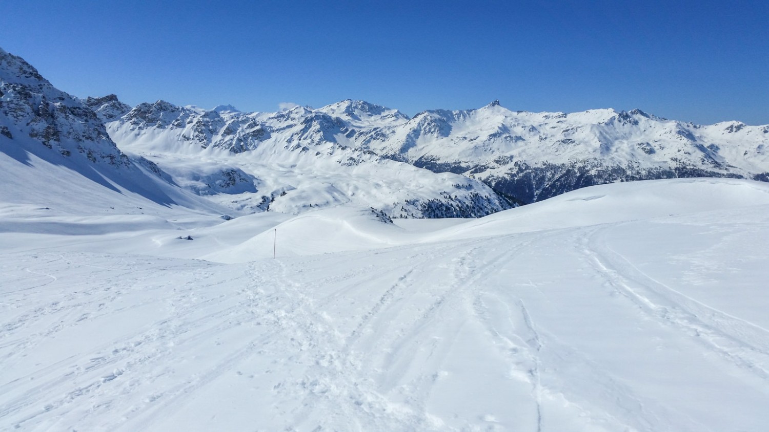 Vista su alcune delle imponenti vette di oltre 4000 metri come lo Zinalrothorn o il Dente Blanche. Foto: Laura Riedi