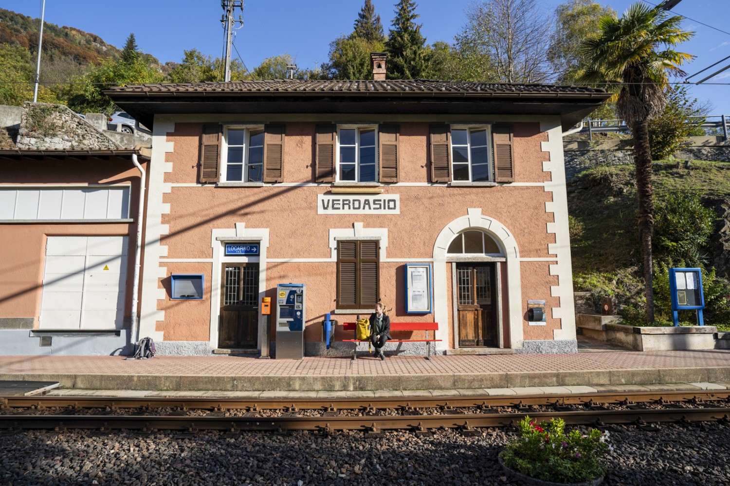 La gare de Verdasio et sa façade classique couleur saumon. Photo: Wanderblondies