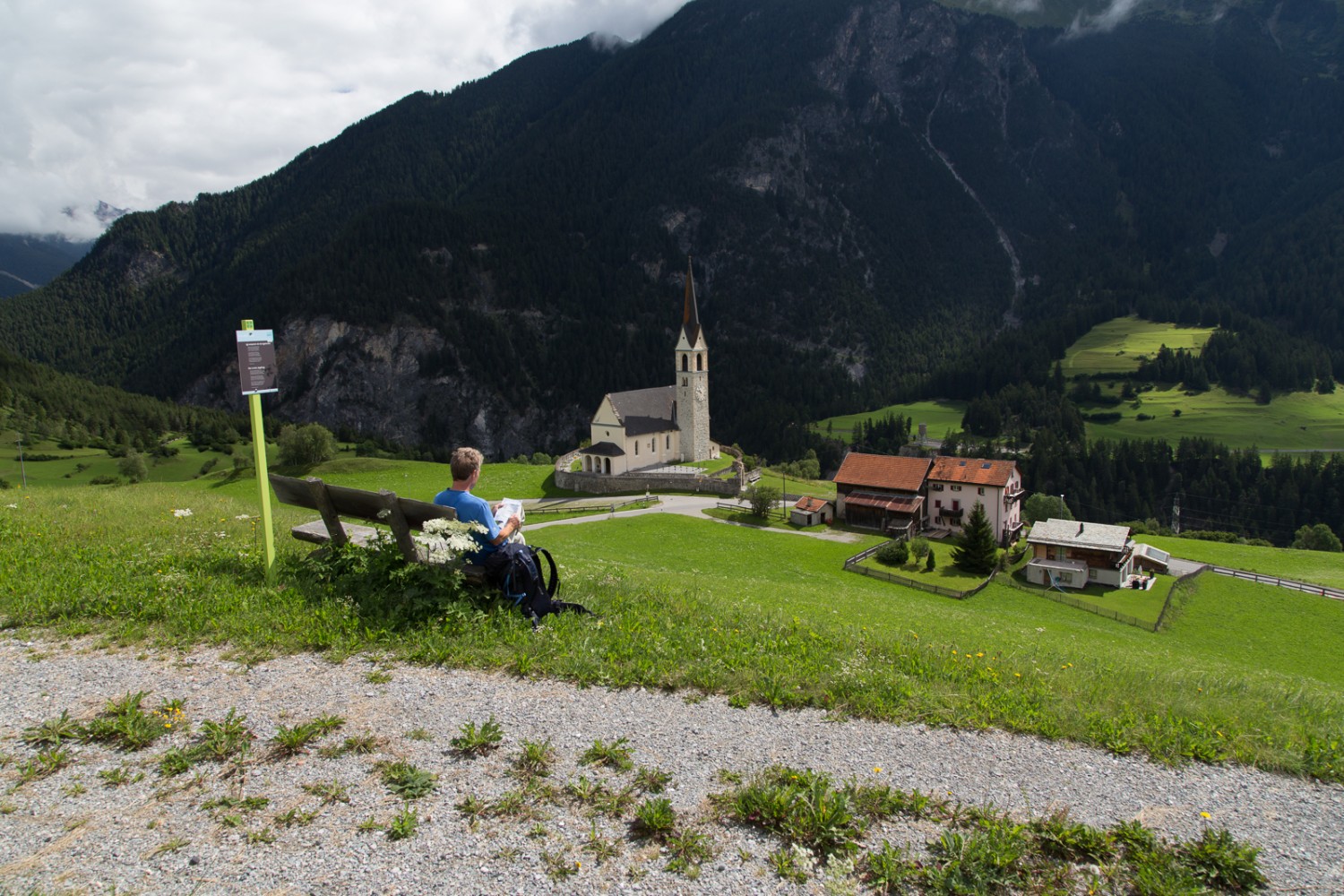 Les bancs installés permettent de se reposer et d’admirer une église. Les poèmes du Pader Lozza, à lire sur les panneaux, invitent à la réflexion ou prêtent à sourire. Photo: Markus Ruff