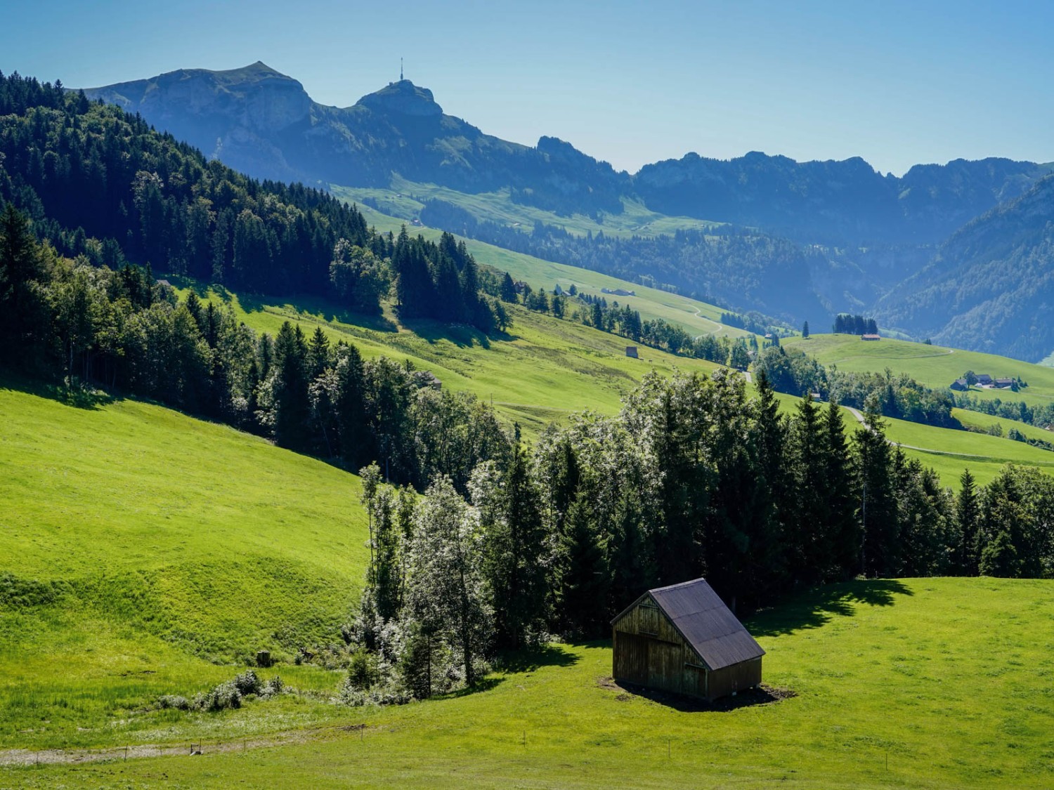 Der Hohe Kasten mit der Antenne dominiert beim Blick zum höheren Alpstein. Foto: Fredy Joss