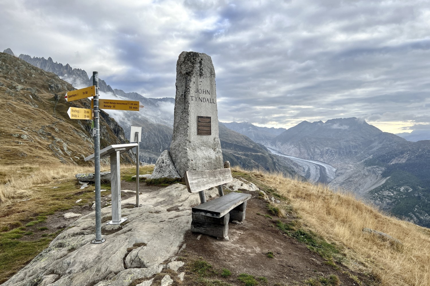 Monument de Tyndall, avec vue sur le glacier d’Aletsch. Photo: Pascal Bourquin