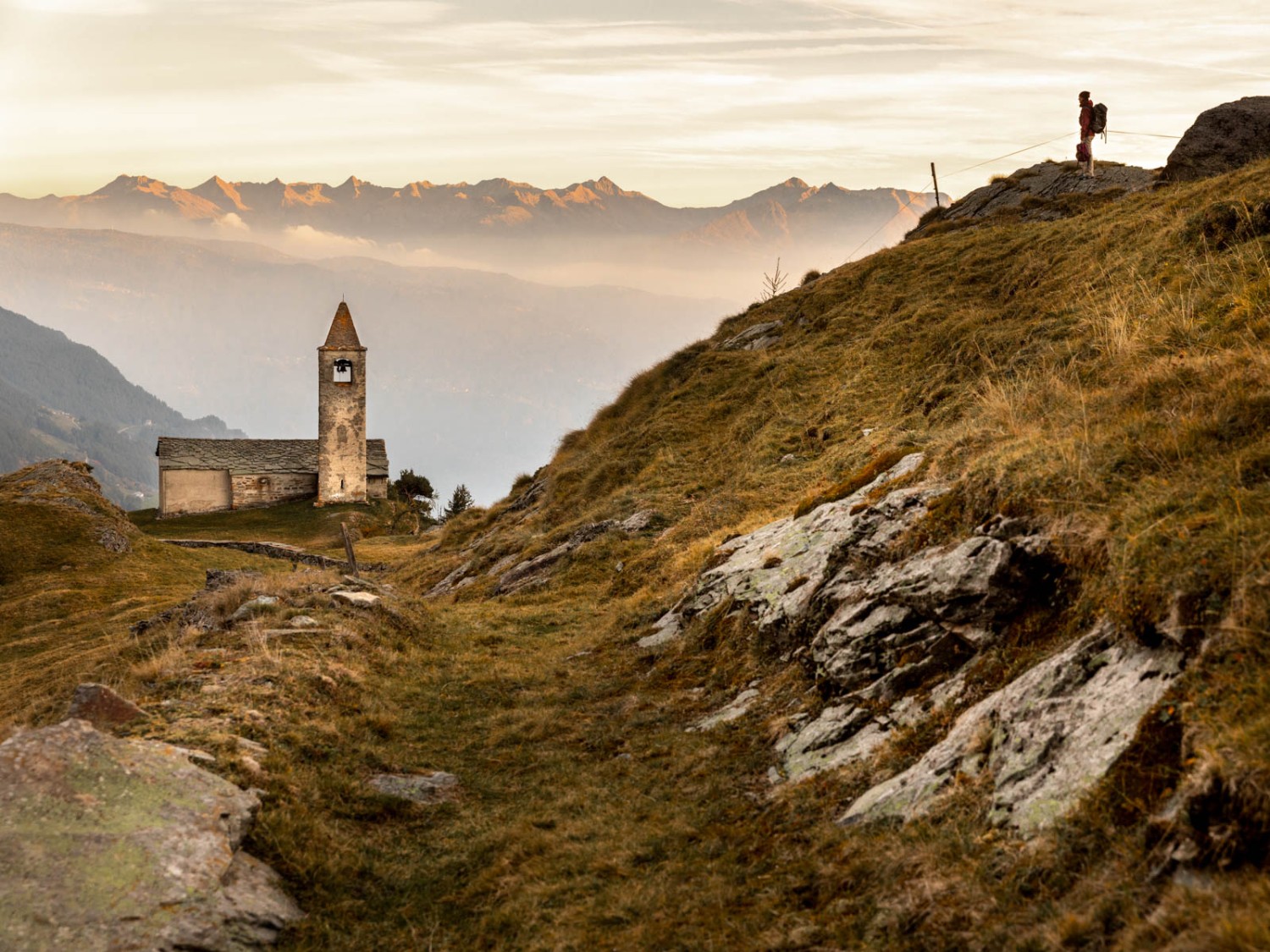 San Romerio in der Abendstimmung.
Die kleine Steinkirche stammt aus
dem 11. Jahrhundert. Bild: Severin Nowacki