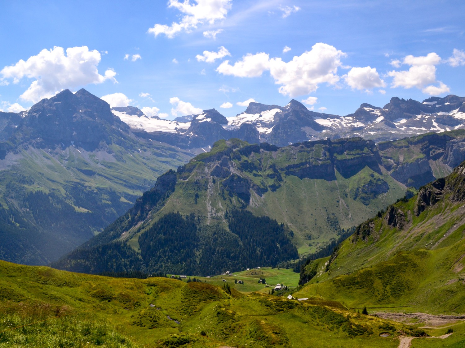 Vue sur la vallée Grosstal en contrebas et le glacier du Blüemlisalp au loin. Photo: Sabine Joss