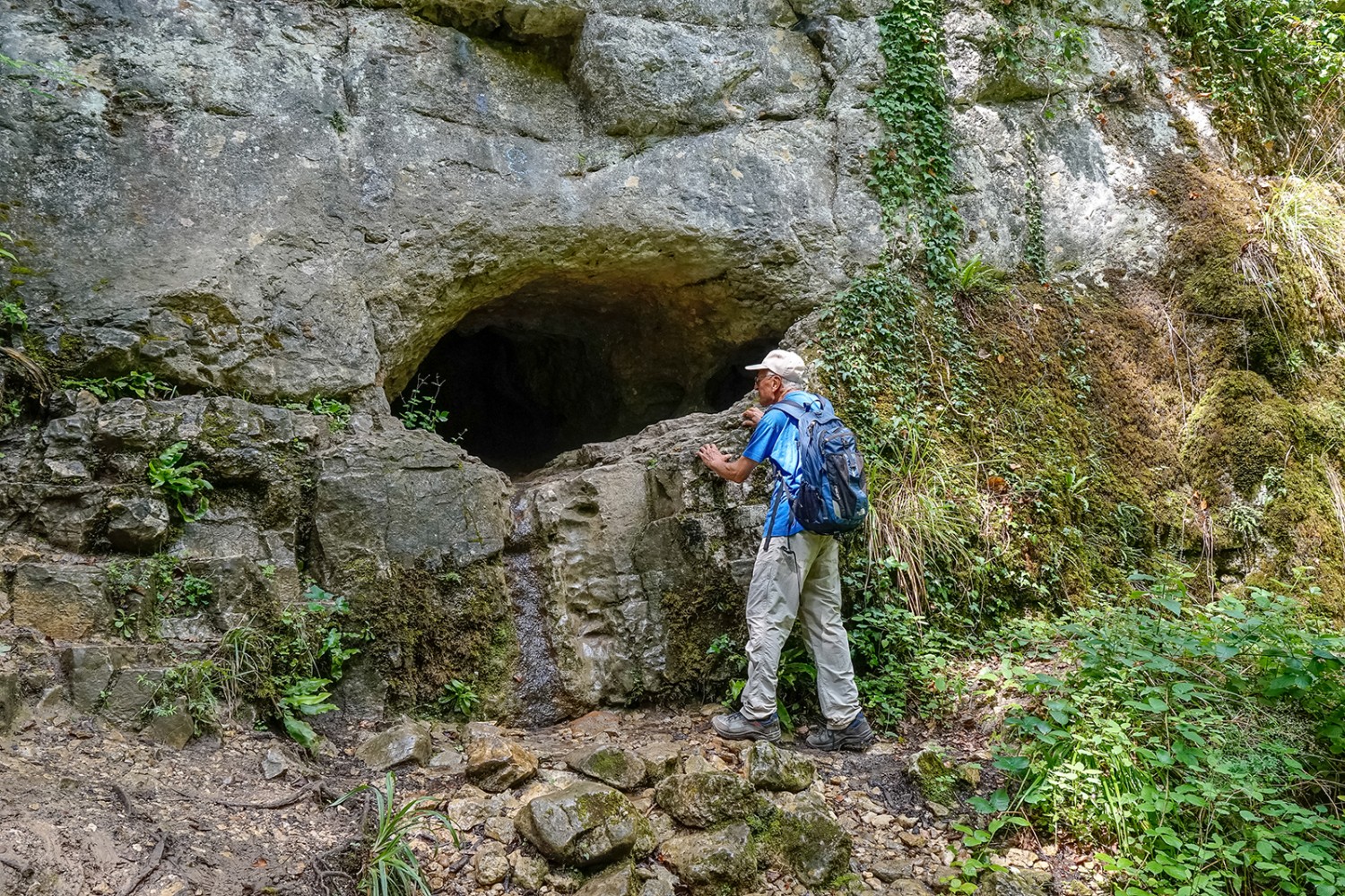 Un passage dans le karst qui s’enfonce loin dans la roche.