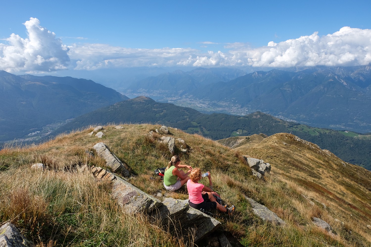 La salita al Monte Bar è ripagata da uno splendido panorama. Immagini: Elsbeth Flüeler