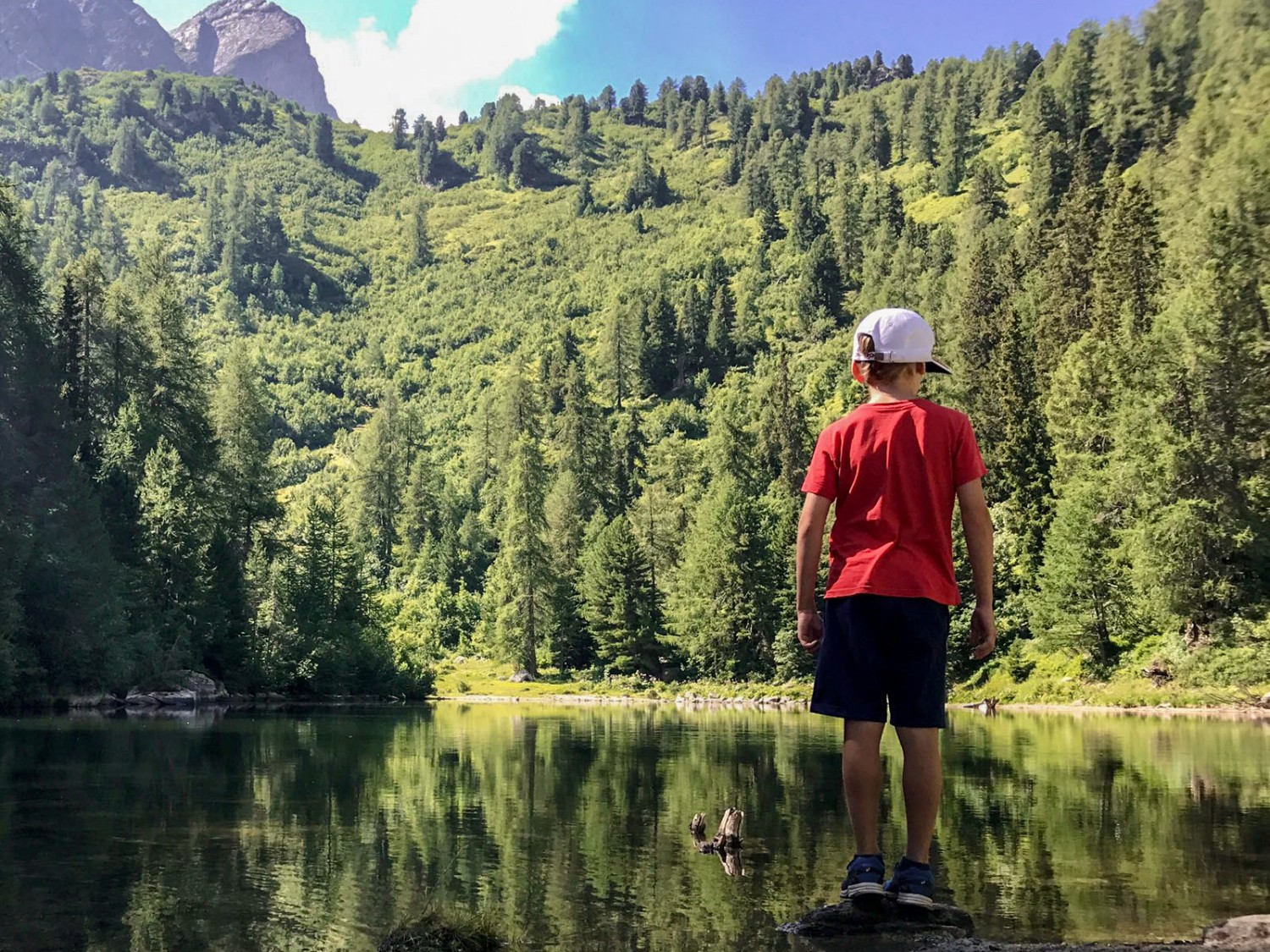 Le petit lac de montagne invite à faire une pause. Photo: Laura Riedi 