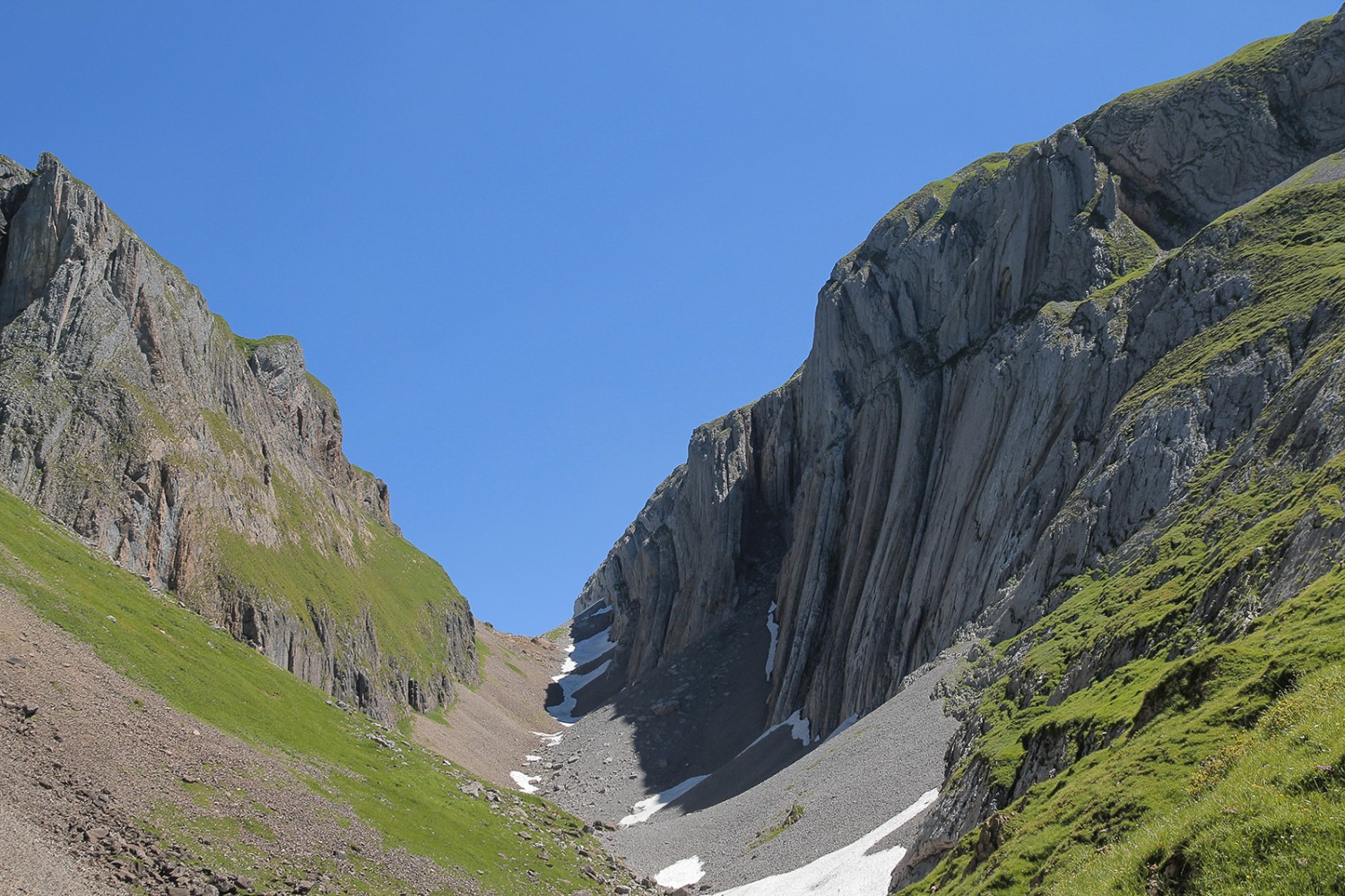 Dans le Gross Mälchtal, le chemin est bordé de parois rocheuses abruptes.