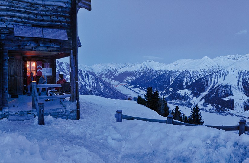 Causette devant le refuge après le souper. Le refuge de Galmihorn au coucher du soleil. Photo: Heinz Staffelbach